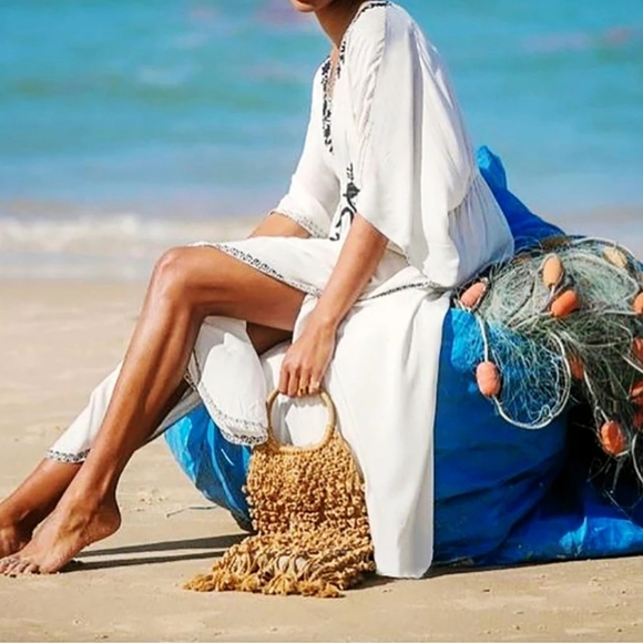 5⭐💢Black/White Embroidered Beach Cover Up - Picture 3 of 6